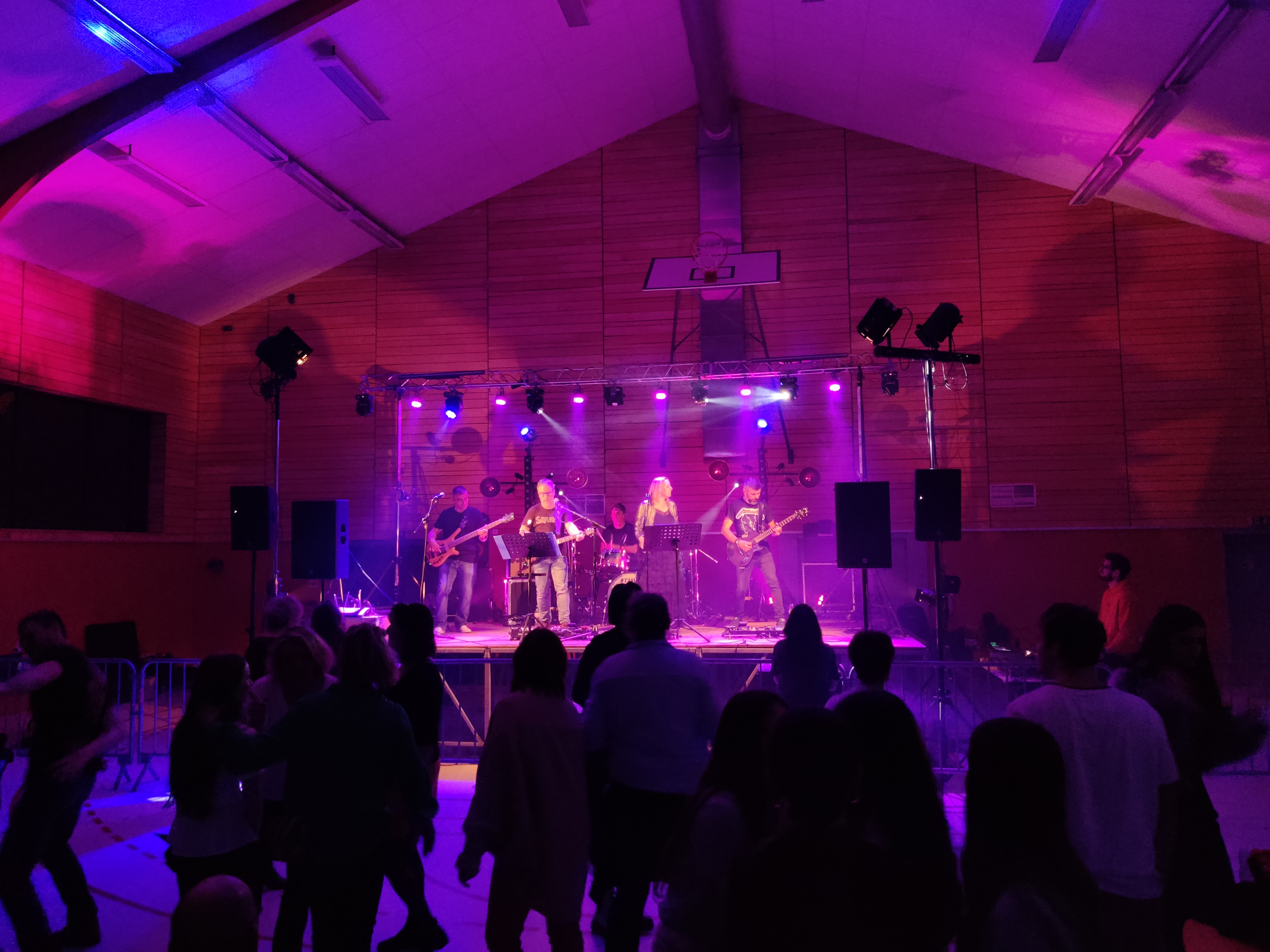 Concert fête de village avec scène et éclairage des musiciens