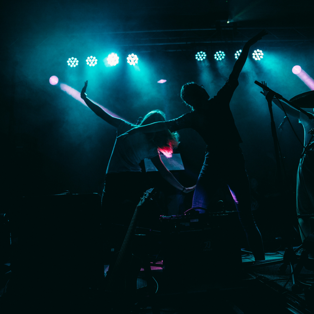 Éclairage de musiciens sur scène avec jeux de lumière colorés