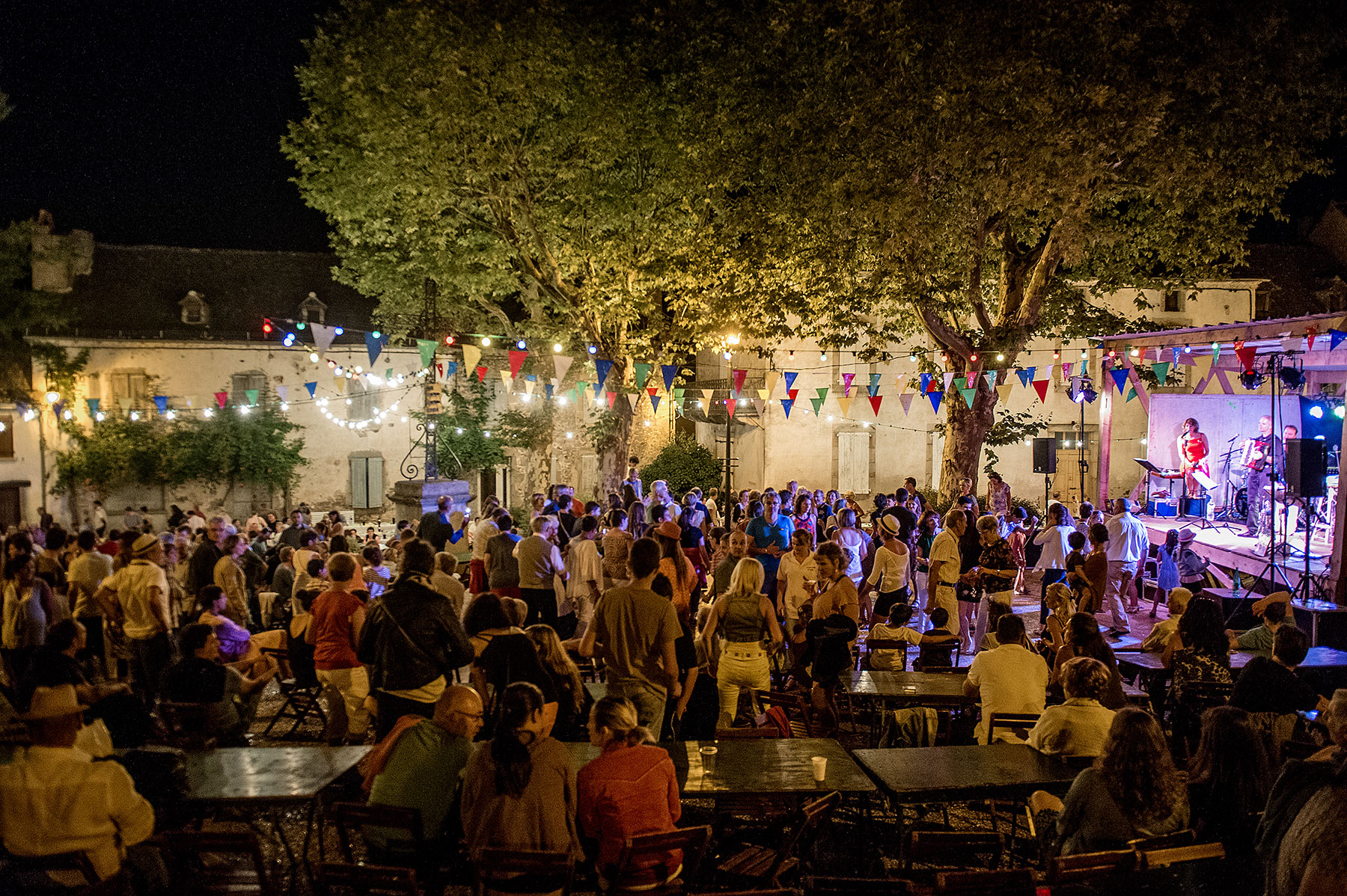 Événement d'entreprise avec scène, lumière et public